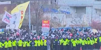 Νότια Κορέα: Μίνι εμφύλιος στη χώρα με αφορμή το ένταλμα σύλληψης του πρώην προέδρου από τις Αρχές – Επεισόδια έξω από την κατοικία του