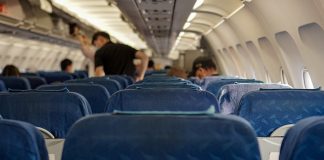 Πτήσεις: Αεροπορική εισάγει dress code για τους επιβάτες – Κανονισμός για τατουάζ και «άσεμνα» ρούχα