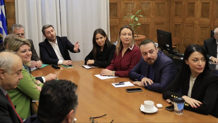 ΠΑΣΟΚ: «Αυτονομία» και για τα Τέμπη – Οι οδηγίες Ανδρουλάκη σε βουλευτές και στελέχη