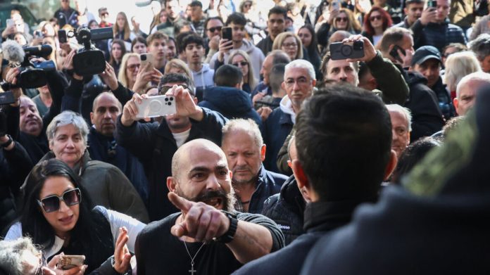 Οργισμένο πλήθος στα δικαστήρια για το ζευγάρι στο Ηράκλειο – «Οι αστυνομικοί δεν έχουν ξαναδεί τόσο κακοποιημένο παιδί σε τόσο μικρή ηλικία»