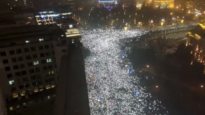 Εκατοντάδες χιλιάδες άνθρωποι στους δρόμους του Βελιγραδίου κατά του Βούτσιτς – (VIDEO) Εκατοντάδες χιλιάδες άνθρωποι στους δρόμους του Βελιγραδίου κατά του Βούτσιτς - (VIDEO)