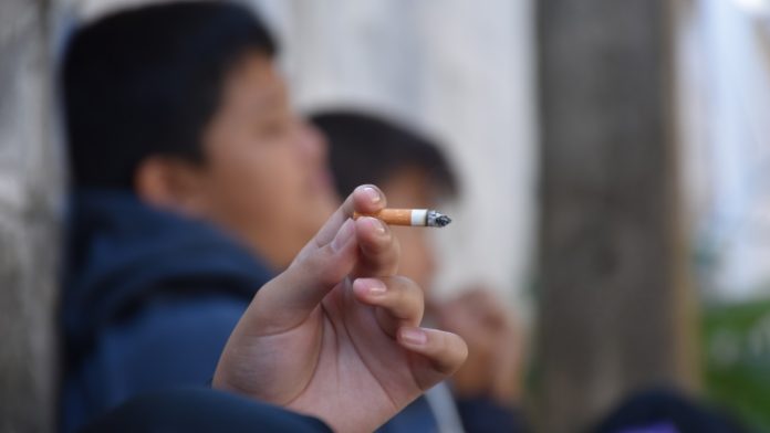 Κόβεται το αλκοόλ στους ανηλίκους και το τσιγάρο στους εξωτερικούς χώρους – Τα μέτρα που αναμένονται