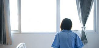 Βγήκαν τα μαχαίρια σε ψυχιατρείο – Μέσα σε «λουτρό» αίματος εντοπίστηκε ένας από τους δύο εμπλεκόμενους