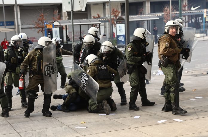 Μία σύλληψη στα επεισόδια στο Σύνταγμα κατά τη διάρκεια της πορείας για τα Τέμπη