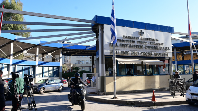 «Χτύπησα στην πλάτη, σίγουρα έχω κάταγμα» λέει τραυματίας από την πτώση του ασανσέρ στον Ερυθρό Σταυρό