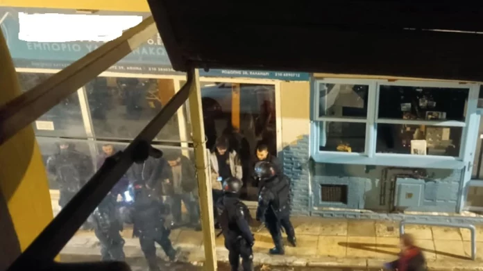 Ένταση στα Εξάρχεια με μπουκάλια, δακρυγόνα και πάνω από 10 προσαγωγές