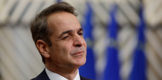 Και στο βάθος… ανασχηματισμός