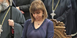 Ενόχλησε το ρεπορτάζ για τους υπουργούς που γύρισαν την πλάτη στην Κ. Σακελλαροπούλου