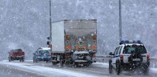 Ακινητοποιημένες 80 νταλίκες στο Δερβένι Θεσσαλονίκης – «Δεν μας αφήνουν να φύγουμε εδώ και 32 ώρες»