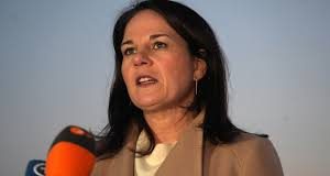 Η Γερμανίδα ΥΠΕΞ πιέζει να εγκριθεί πακέτο εξοπλισμών 3 δισ. για το Κίεβο: «Ο Πούτιν δεν δίνει δεκάρα αν έχουμε εκλογές»