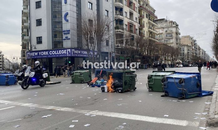 Θεσσαλονίκη: Νέα ένταση μετά την πορεία για τα Τέμπη – Πυρπόλησαν κάδους στην Εγνατία (video)