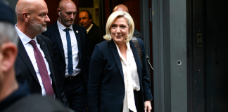 Λεπέν: Το Παρίσι πρέπει να κάνει με τους μετανάστες ό,τι έκανε ο Τραμπ με την Κολομβία