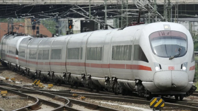 Άνδρας στη Γερμανία κρεμόταν από τρένο που έτρεχε με 280 χιλιόμετρα την ώρα και επέζησε