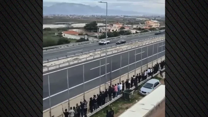 Βίντεο: Ρομά στήνουν κόντρες με «πειραγμένα» αγροτικά στην Εθνική Οδό Αθηνών – Κορίνθου