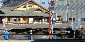 Ιαπωνία: Μεγαλώνει η τρύπα που «κατάπιε» οδηγό και το φορτηγό του – Έχει πλέον τετραπλάσια διάμετρο!