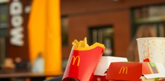 McDonald’s: Συλλογική αγωγή εργαζομένων στη Βρετανία – Την κατηγορούν για διακρίσεις, ομοφοβία, ρατσισμό και παρενόχληση