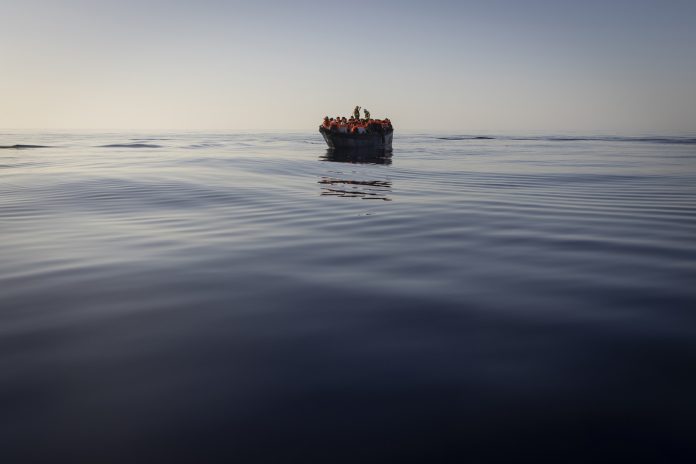 Κρήτη: Βάρκα με μετανάστες προσάραξε στα βράχια της Άρβης – Δείτε εικόνες
