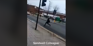 Μετανάστες κυνηγούν με μαχαίρια γηγενείς Βρετανούς που τρέχουν να σωθούν! – (VIDEO)