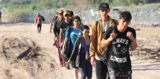 New York Times: «Πάγο» σε προγράμματα που επιτρέπουν σε μετανάστες προσωρινή εγκατάσταση στις ΗΠΑ βάζει η κυβέρνηση Τραμπ