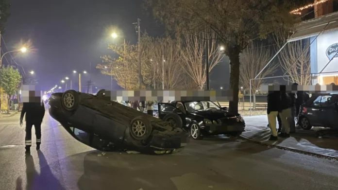 Τροχαίο ατύχημα στη Λάρισα: Από τη σύγκρουσή δύο αυτοκινήτων ανετράπη το ένα