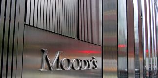 Γιατί δεν αναβαθμίζει την ελληνική οικονομία η Moody’s: «Για την Ελλάδα υπάρχει μόνο ο τουρισμός και η ακρίβεια»
