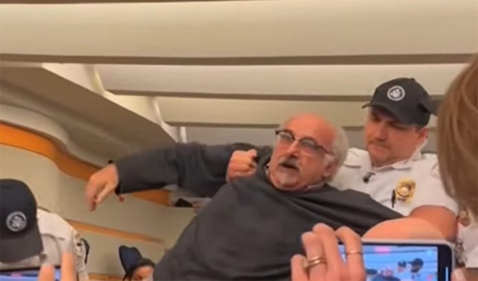 Η στιγμή που φρουροί ασφαλείας “πετούν” έξω από την αίθουσα διαδηλωτές που φώναξαν “ΕΓΚΛΗΜΑΤΙΑ” τον Μπλίνκεν (VIDEO)