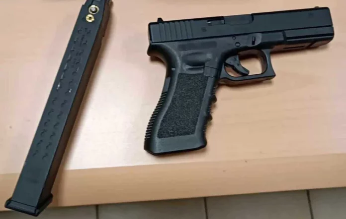 Χανιά: Αστυνομικός εκτός υπηρεσίας ακινητοποίησε ένοπλο νεαρό σε χώρο αξιωματικών-Υπερβάλλον ζήλος;