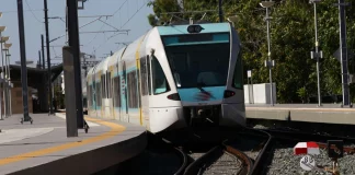 Επίθεση με πέτρες στον προαστιακό, θρυμματίστηκε τζάμι – «Ο κόσμος έπεφτε κάτω», λέει μάρτυρας