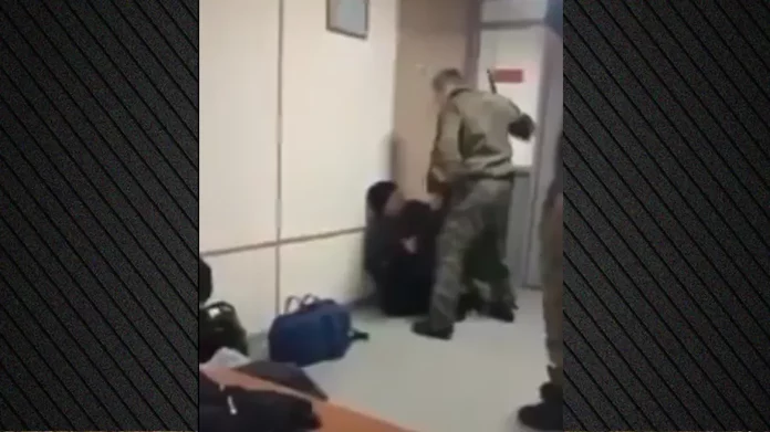 Ρωσία: Σάλος με βίντεο που δείχνει στρατονόμους να χτυπούν στρατιώτες που ετοιμάζονται να πάνε στην Ουκρανία Ρωσία: Σάλος με βίντεο που δείχνει στρατονόμους να χτυπούν στρατιώτες που ετοιμάζονται να πάνε στην Ουκρανία