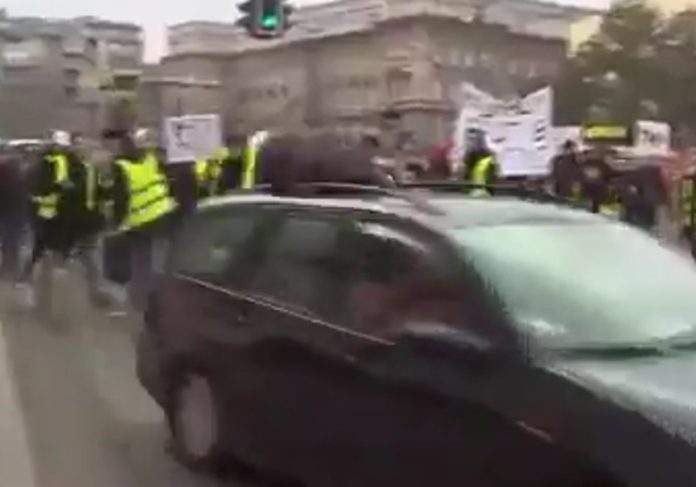 Σερβία: Όχημα παρέσυρε φοιτήτρια στη διάρκεια αντικυβερνητικής διαδήλωσης (video) Σερβία: Όχημα παρέσυρε φοιτήτρια στη διάρκεια αντικυβερνητικής διαδήλωσης (video)