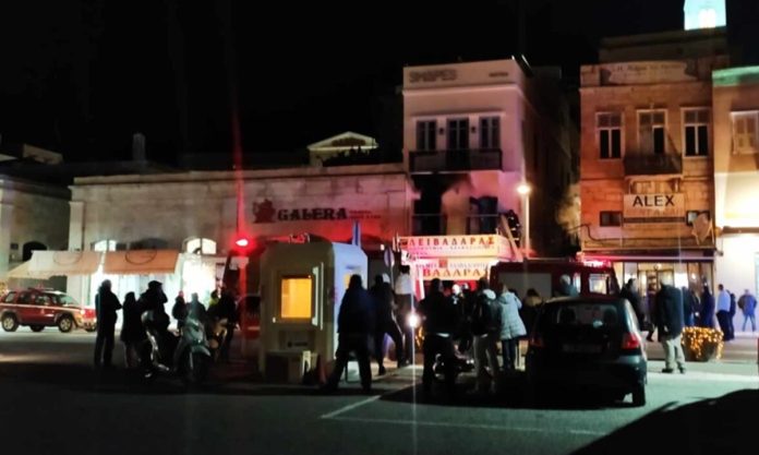 Σύρος: Πυρκαγιά σε διαμέρισμα – Προληπτικά στο νοσοκομείο η ηλικιωμένη ένοικος