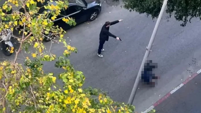 Αιματηρή επίθεση 19χρονου Παλαιστινίου στο Τελ Αβίβ – Τον σκότωσε ένοπλος ισραηλινός πολίτης, δείτε βίντεο Αιματηρή επίθεση 19χρονου Παλαιστινίου στο Τελ Αβίβ - Τον σκότωσε ένοπλος ισραηλινός πολίτης, δείτε βίντεο