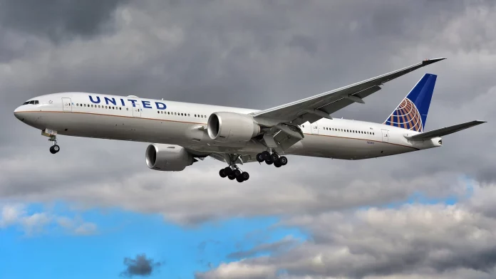 Αναστάτωση σε πτήση της United Airlines: Αεροσκάφος σημείωσε ξαφνική απώλεια υψομέτρου – 6 τραυματίες