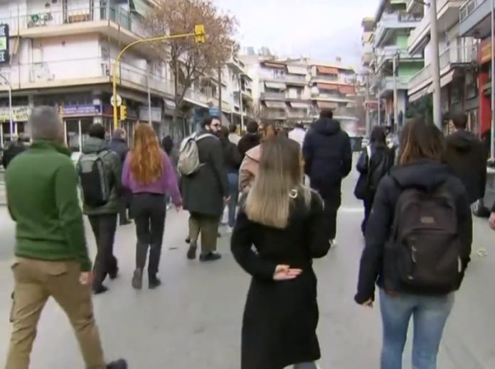 Και στη Θεσσαλονίκη τα ΜΑΤ της κυβέρνησης διέλυσαν την συγκέντρωση για τα Τέμπη – Έριξαν χειροβομβίδες κρότου λάμψης