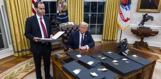 Με διάταγμα ο Τραμπ φέρνει ελαφρύνσεις σε καύσιμα, τρόφιμα και στέγαση για τα αμερικανικά νοικοκυριά