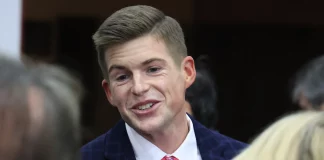 Η Ελένη Λουκά εισέβαλε στην εκδήλωση Κασσελάκη – «Ντροπή σου» φώναζε και στον Τάιλερ