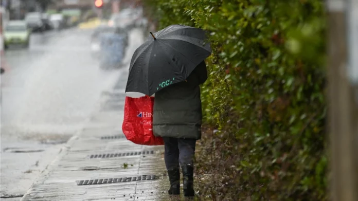 Κακοκαιρία «Kristin»: Διήμερο με καταιγίδες, αφρικανική σκόνη και ισχυρούς ανέμους – Νέο κύμα βροχών το Σαββατοκύριακο