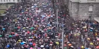 Δείτε βίντεο από τις μαζικές συγκεντρώσεις φοιτητών στη Σερβία – Αντιδιαδηλώσεις οργανώνει ο πρόεδρος Βούτσιτς