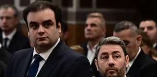 Όταν πατάς σε δύο βάρκες…