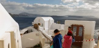 Σαντορίνη: Εξάντληση, ανασφάλεια και αβεβαιότητα τα κυρίαρχα συναισθήματα στο νησί