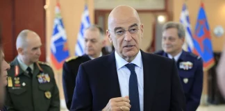 Ψυχρολουσία Δένδια σε «Καραμανλικούς» και «Σαμαρικούς»