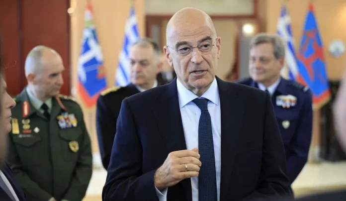 Ψυχρολουσία Δένδια σε «Καραμανλικούς» και «Σαμαρικούς»