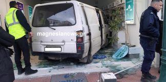 Βόλος: Έπαθε ανακοπή ενώ οδηγούσε και μπήκε με το φορτηγάκι του σε βιτρίνα καταστήματος