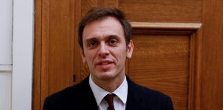 Μάντζος: Διευκρινίσεις για το επεισόδιο με υπάλληλο της Βουλής και τη λιποθυμία της