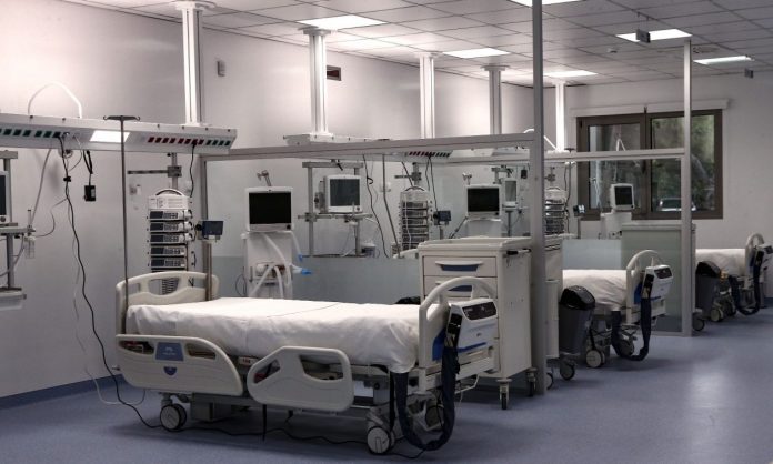 Κρήτη: “Το μικρόβιο μηνιγγίτιδας πέρασε στον οργανισμό του από τη μεταμόσχευση ματιού” – Παραμένει διασωληνωμένος ο 27χρονος