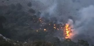 Σύμη: Φωτιά σε δύσβατο σημείο που άναψαν λαθρομετανάστες μετά την αποβίβασή τους στο νησί