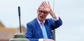 Πρώτη φορά… ακροδεξιά στη Βρετανία – Τρομακτική δημοσκόπηση με (ευτυχώς οριακό) προβάδισμα Φάρατζ