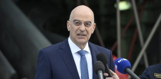 Τι τρέχει με τον Δένδια – Οι τεταμένες σχέσεις με το Μαξίμου, η γραμμή στα εθνικά και ο ανασχηματισμός