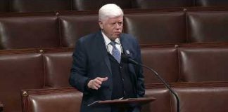 Βουλευτής «πάγωσε» την ώρα που μιλούσε στο βήμα – Φοβήθηκαν ότι έπαθε εγκεφαλικό