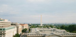 Ο Τραμπ θέλει να δώσει στην ομοσπονδιακή κυβέρνηση τον έλεγχο της Ουάσιγκτον